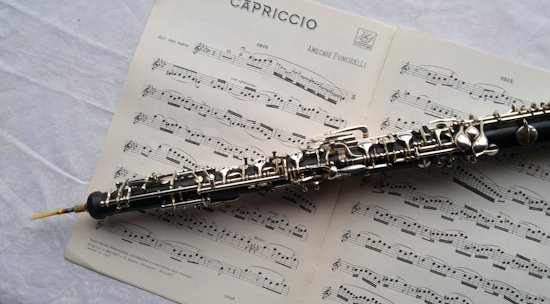 Oboe mit Noten im Hintergrund